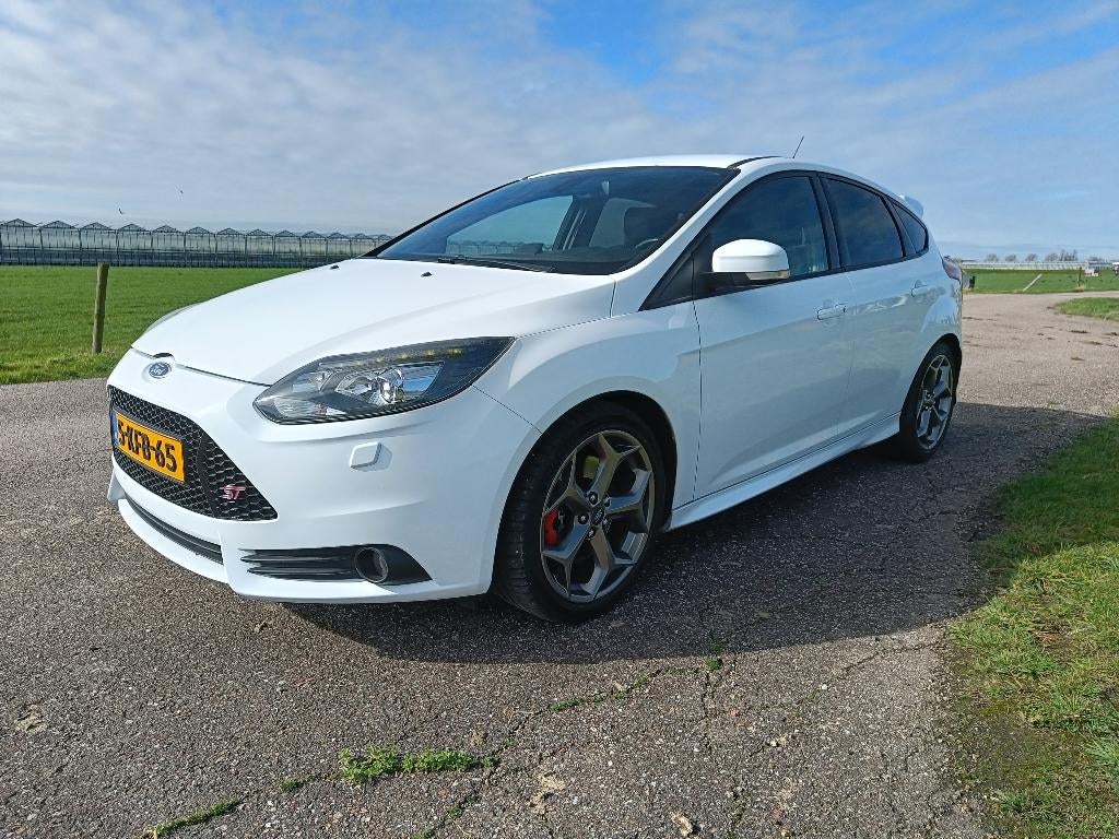 Ford Focus ST 2.0 Ecoboost 2013 Wit 250pk, Zwart, 4 cilinders, 1337 kg, Wit
