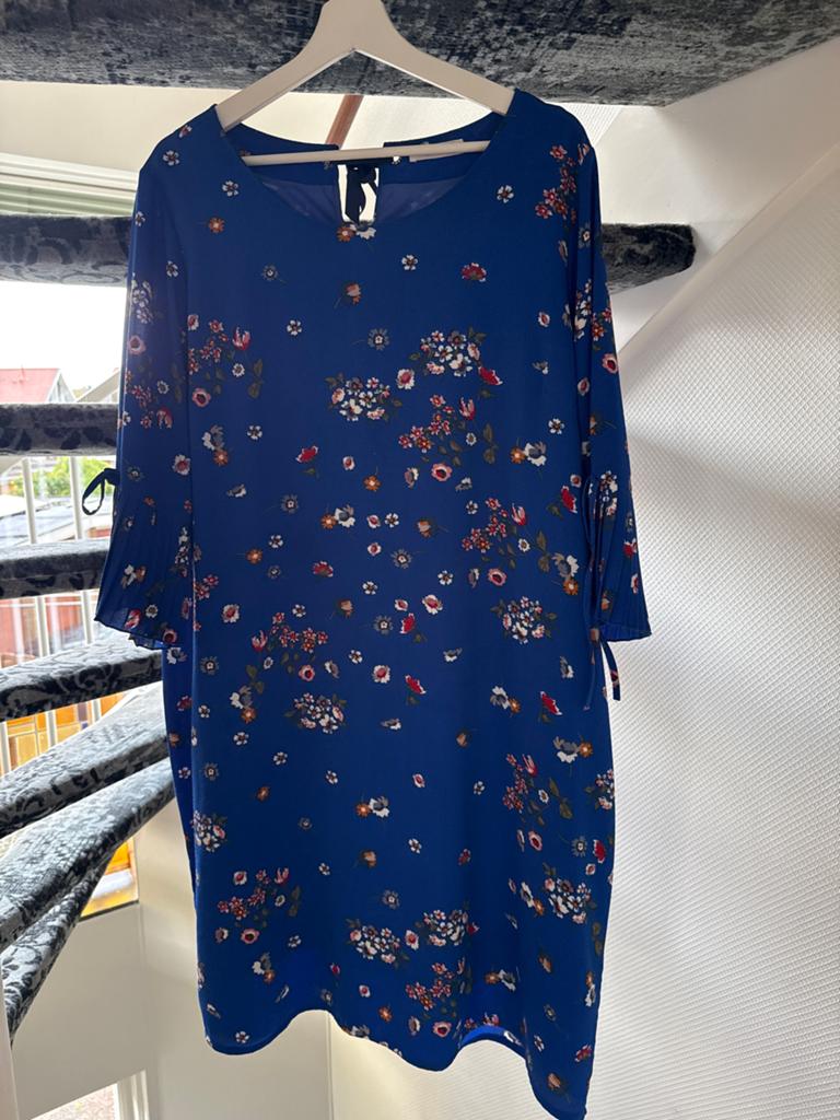 KobaltBlauwe bloemenjurk met geplooide mouwen mt 46, Kleding | Dames, Blauw, Maat 46/48 (XL) of groter, Ophalen of Verzenden, Zo goed als nieuw