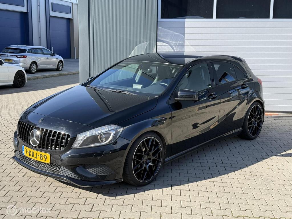 Mercedes A-klasse 180 Amg| Alcantara| Pdc| Nap| Cruise|, Voorwielaandrijving, Gebruikt, 4 cilinders, Handgeschakeld