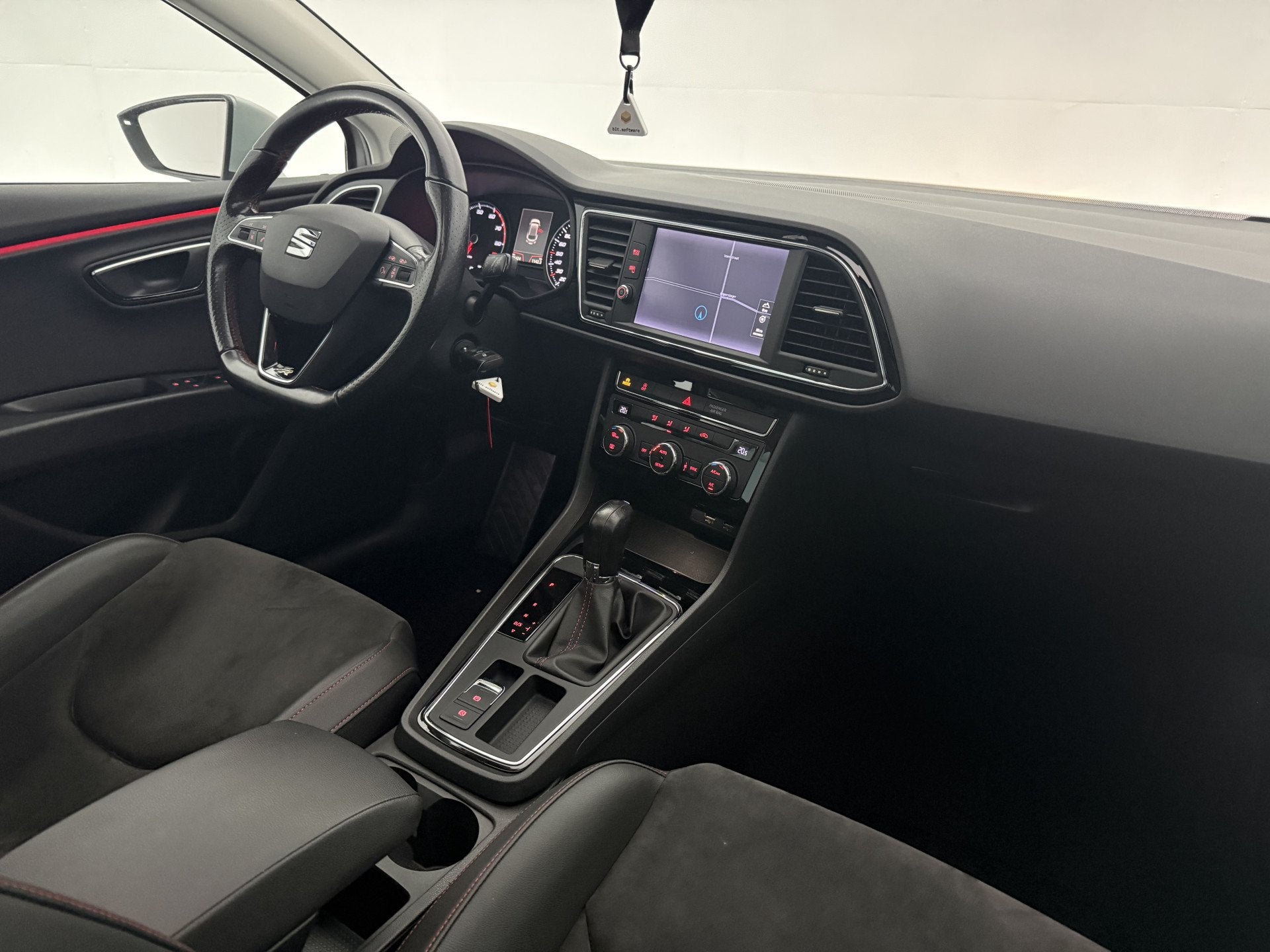 SEAT Leon 1.8 TSI FR Business Intense 180PK | Pano | Sfeer |, Auto's, 1272 kg, Gebruikt, 4 cilinders, Panoramadak