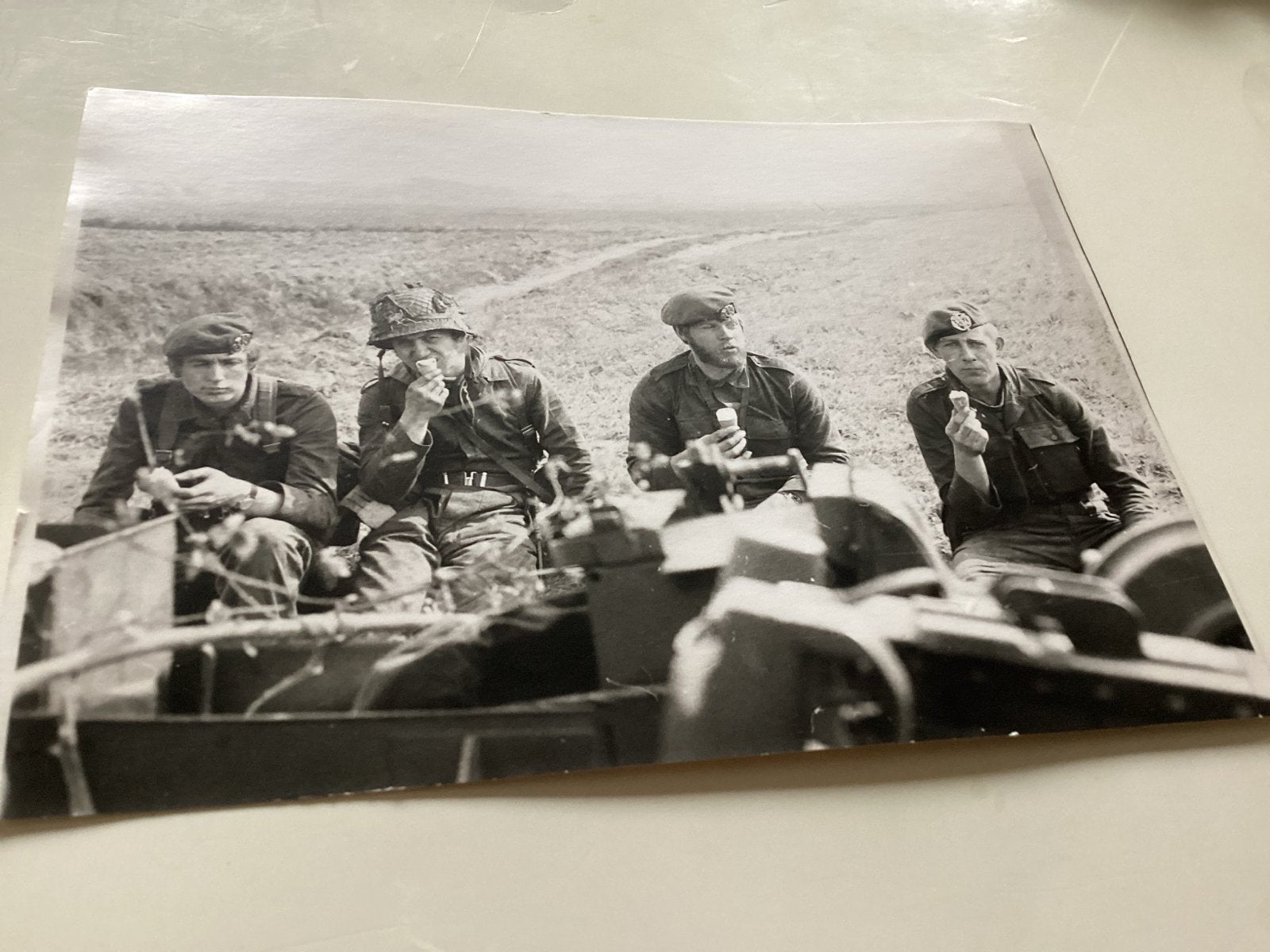 van militairen in het veld foto 13x18 cm, 1960 tot 1980, Gebruikt, Foto, Ophalen of Verzenden