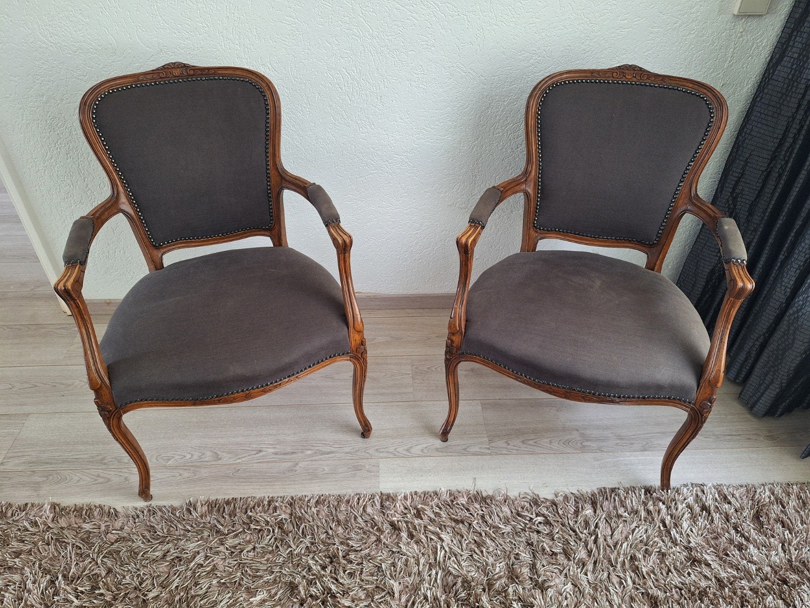 Nette fauteuil is uitgevoerd in Louis XV-stijl en is bekleed, Antiek en Kunst, Ophalen of Verzenden