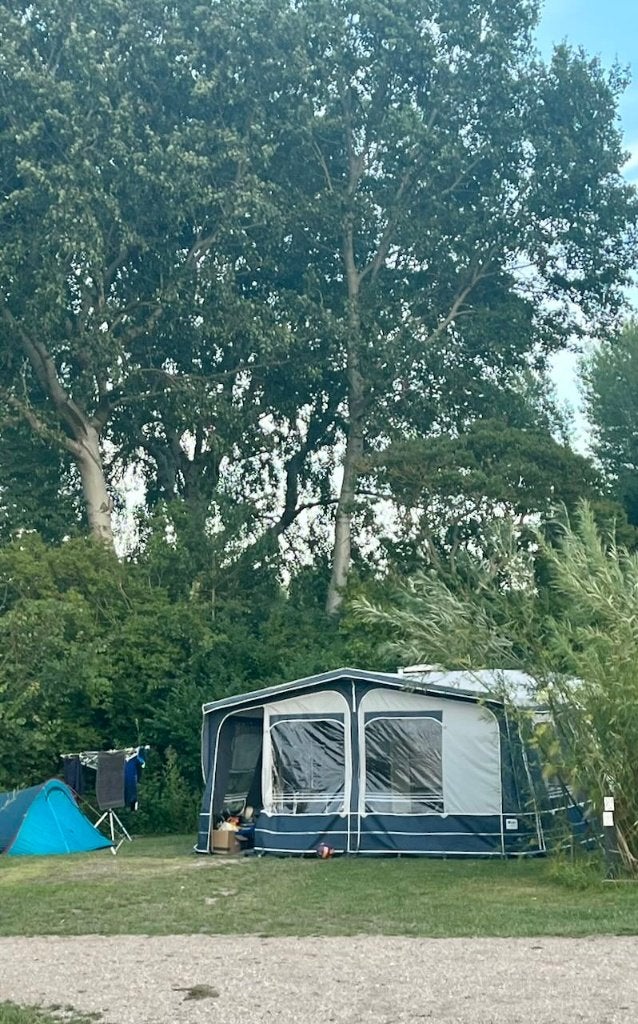 Eifelland Holiday 395 - instapklaar met fietsendrager, Caravans en Kamperen, Schokbreker, Dwars-stapelbed, Treinzit, Tot en met 4