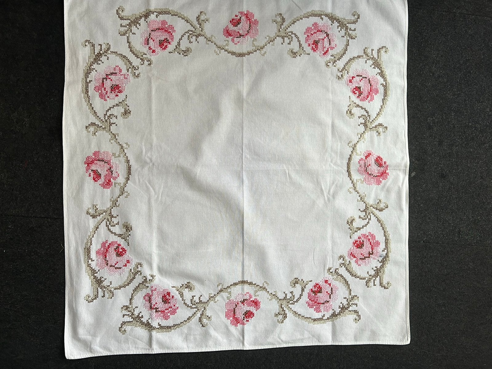 Antiek geborduurd kleedje met rozen - Wit katoen, Ophalen of Verzenden