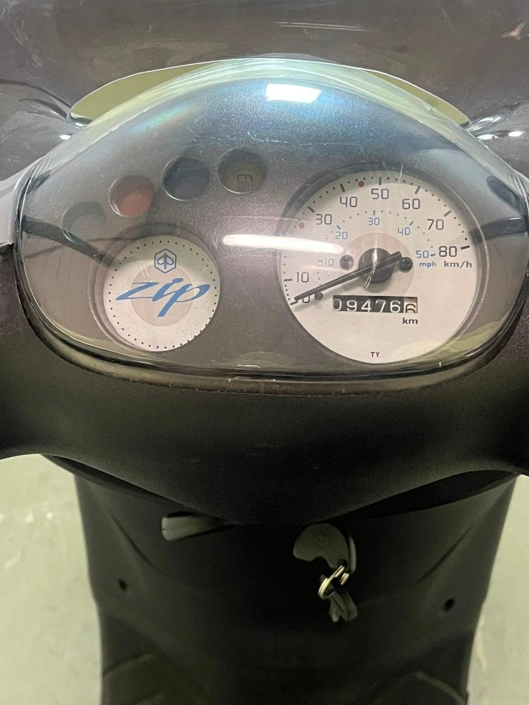 Foto 13 van Piaggio Zip 4T 2012 | Slechts 9.476 km | Zeer nette staat