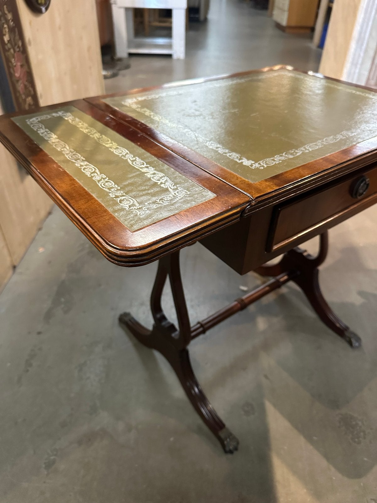 Antieke bijzettafel met leer ingelegd blad, Ophalen of Verzenden