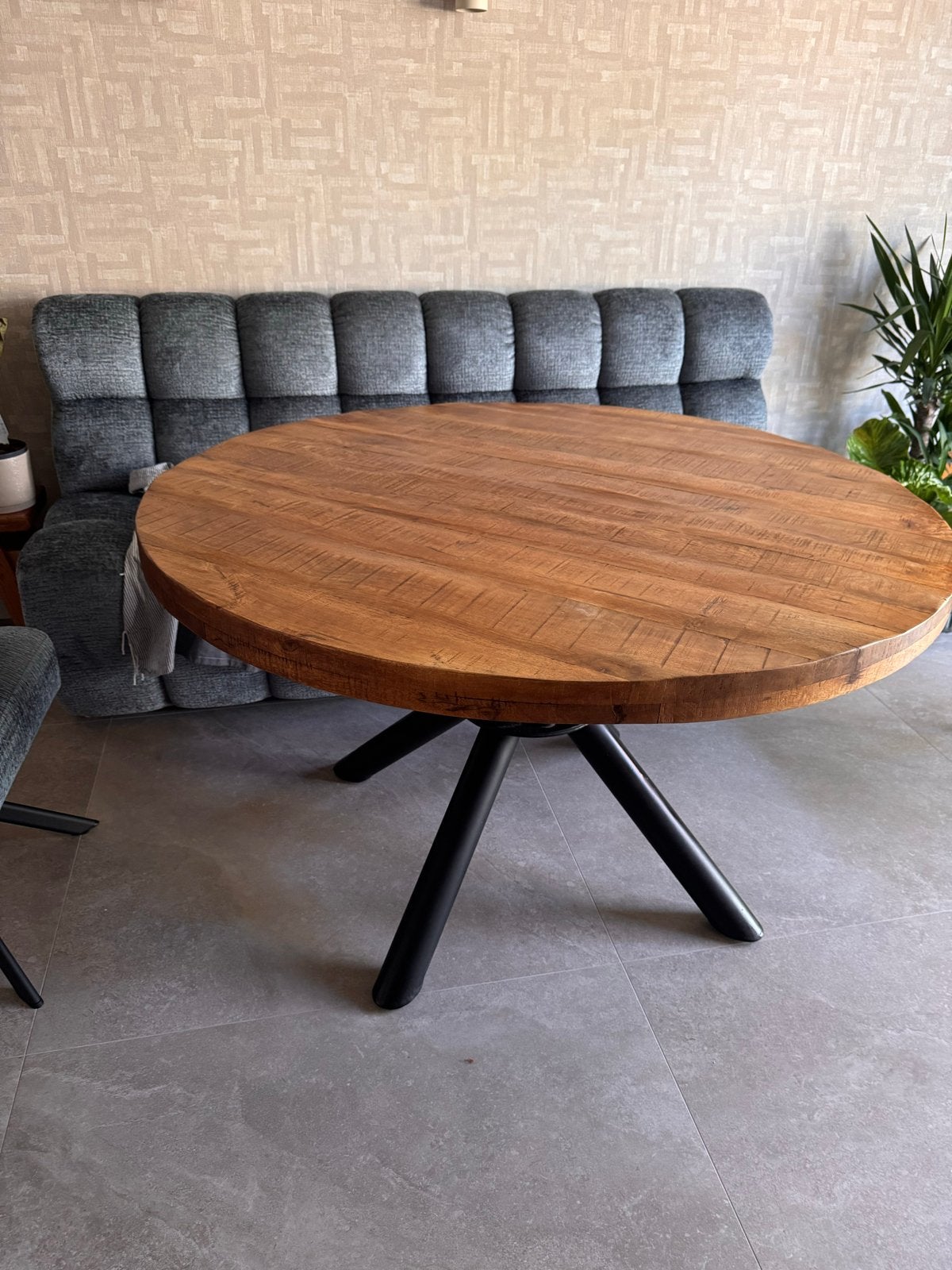 Ronde eettafel mangohout met metalen spinpoot, Huis en Inrichting, Tafels | Eettafels, Ophalen, 100 tot 150 cm, Rond, Zo goed als nieuw