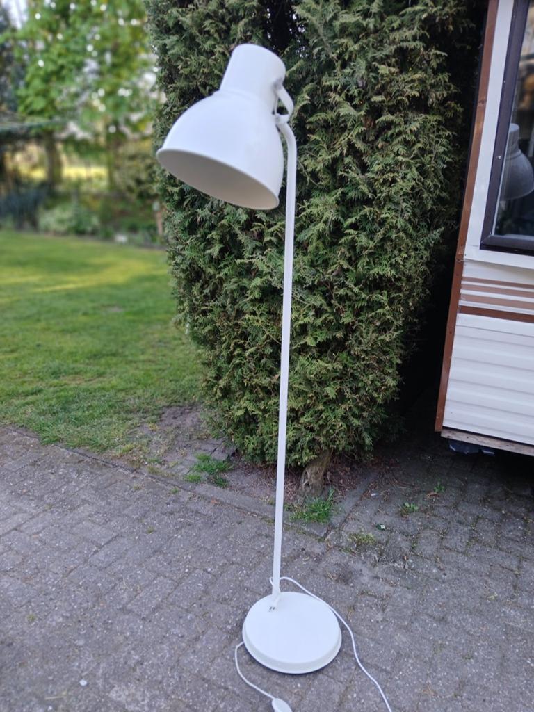 Witte staande lampen met grote kap, Huis en Inrichting, Ophalen, Gebruikt, Metaal, Modern
