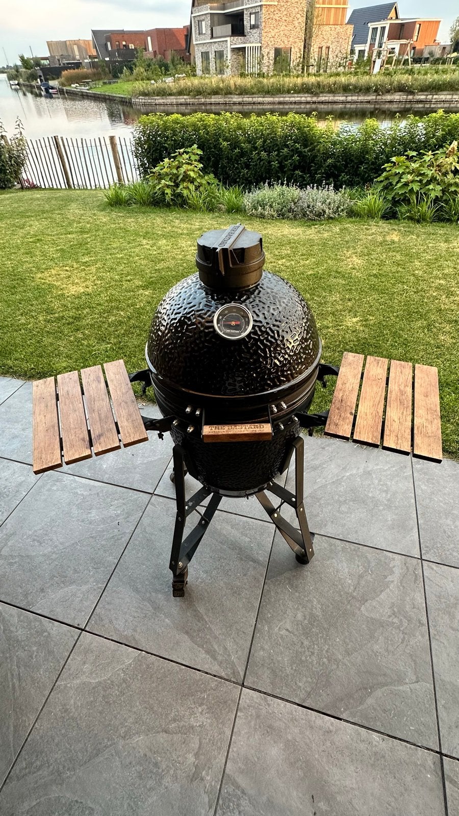 The Bastard Medium Kamado BBQ met accessoires, Tuin en Terras, Houtskoolbarbecues, Met accessoires, Ophalen