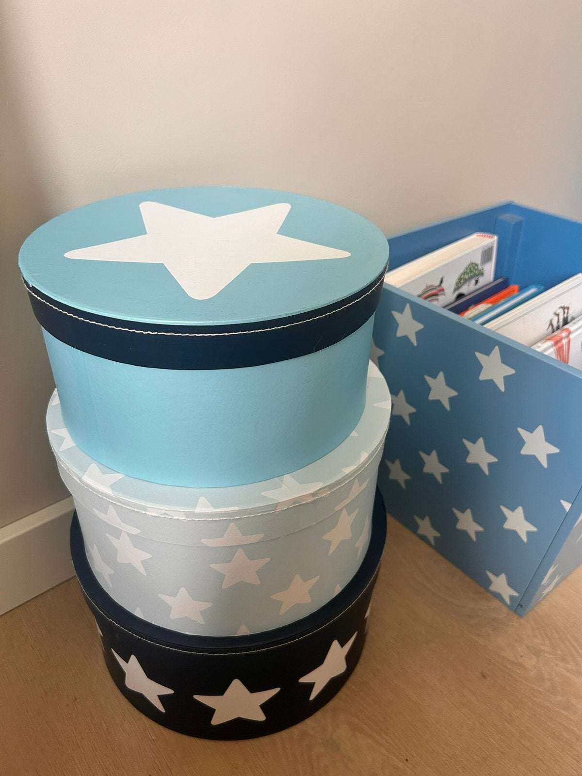 3 ronde blauwe dozen kid's concept en houten bak met sterren, Ophalen of Verzenden, Gebruikt