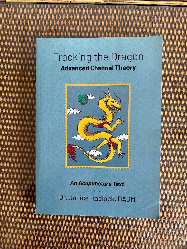 Janice Walton-Hadlock - Tracking the Dragon - 2019, Boeken, Gelezen, Kruiden en Alternatief, Janice Walton-Hadlock, Ophalen of Verzenden