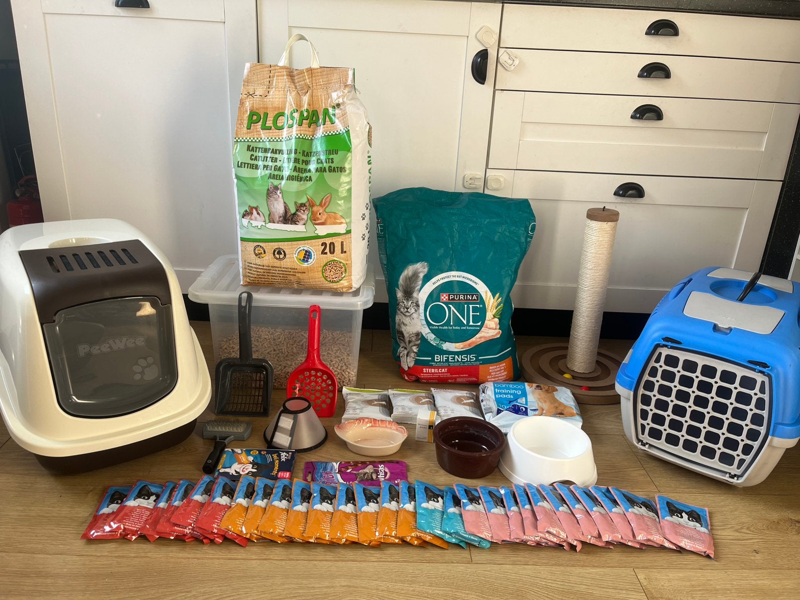 Kattenaccessoires box, voer, krabpaal, kattenbak, borstel, Dieren en Toebehoren, Ophalen of Verzenden, Zo goed als nieuw