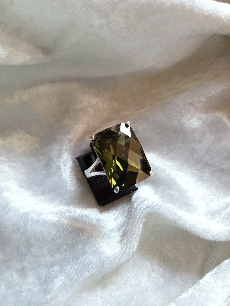 Mooie Zilveren Ring met Facet Geslepen Peridot, Verzenden, Zilver, Ring, Met edelsteen