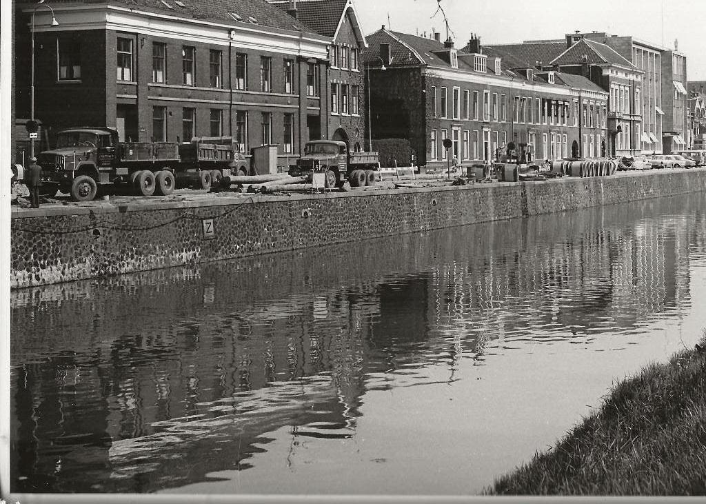 Utrecht Vrachtauto s langs de kade Foto, Ophalen of Verzenden, 1940 tot 1960, Ongelopen, Utrecht
