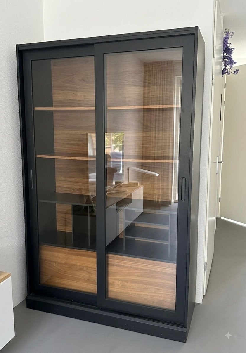 Woood vitrinekast James, zwart/noot - 200x125x47, Huis en Inrichting, Ophalen, Gebruikt, 100 tot 150 cm, 200 cm of meer