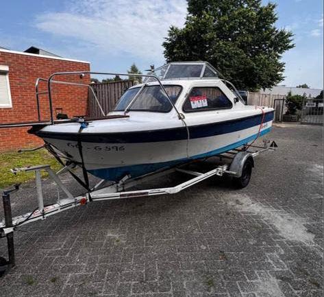 Compacte Kajuitboot met Buitenboordmotor 90pk, Watersport en Boten, Overige merken, Kajuitboot, Buitenboordmotor, Trailer
