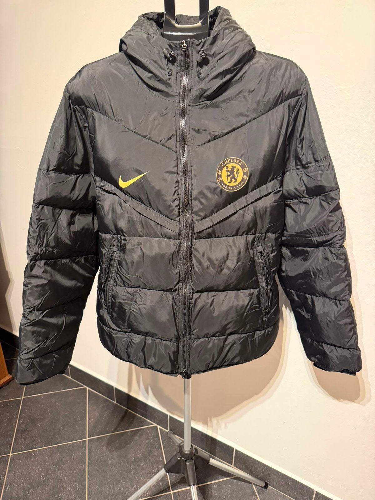 Nike Chelsea FC Puffer Jacket - Zwart -, Ophalen of Verzenden, Nieuw, Maat 56/58 (XL), Zwart