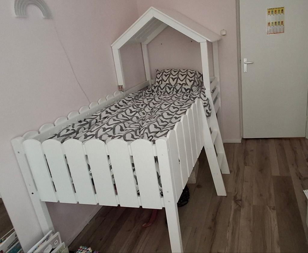 Wit kinderbed 90x200, Kinderen en Baby's, Kinderkamer | Bedden, Ophalen, 85 tot 100 cm, Gebruikt, Lattenbodem