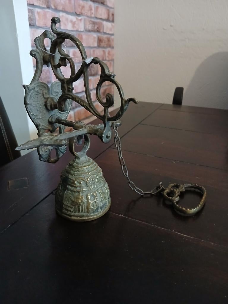 Antieke bronzen deurbel met sierlijke houder, Ophalen of Verzenden, Brons