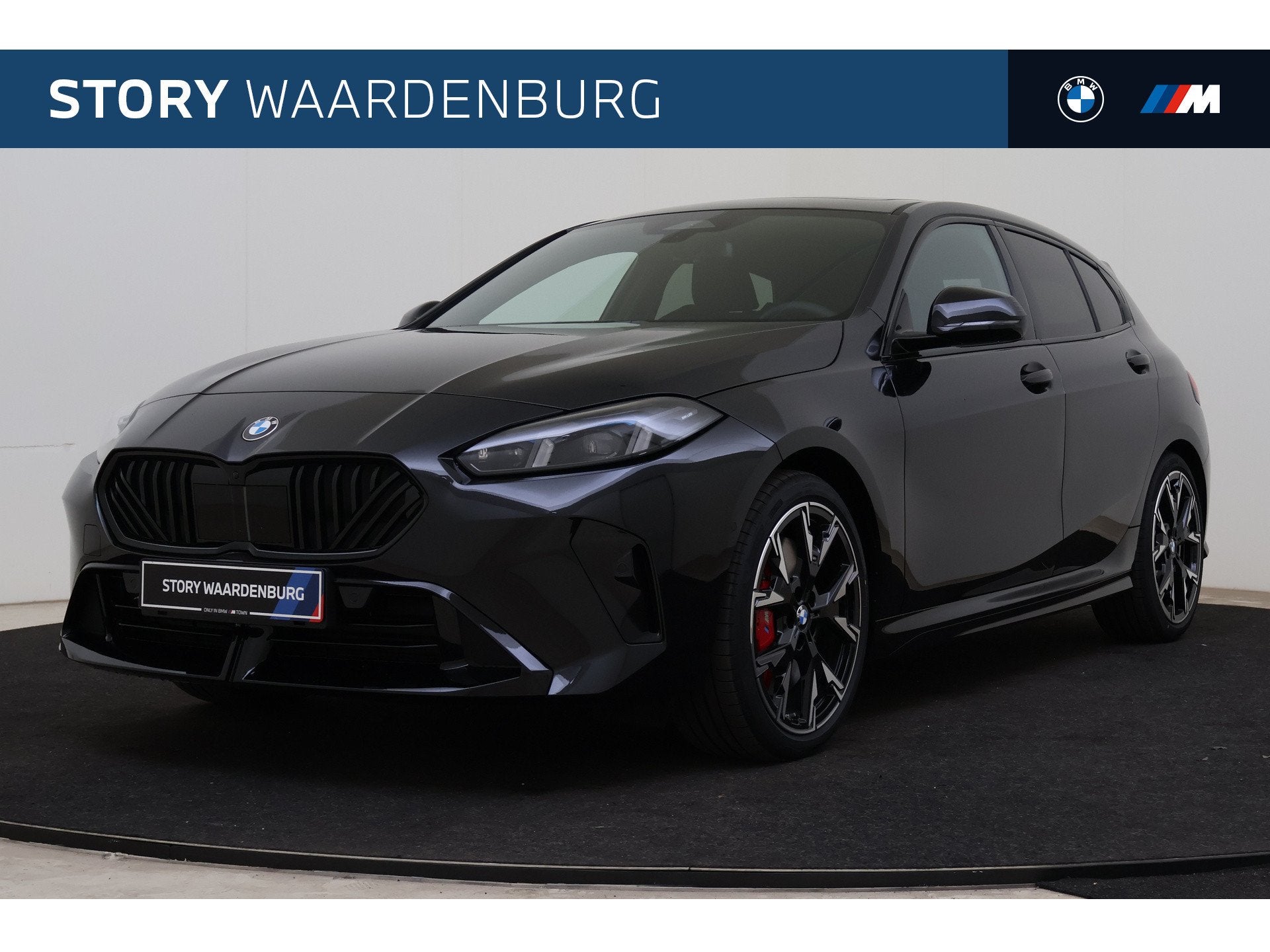 BMW 1 Serie 120 M Sport Automaat / Panoramadak / Trekhaak /, Auto's, Zwart, 156 pk, Zwart, Bedrijf