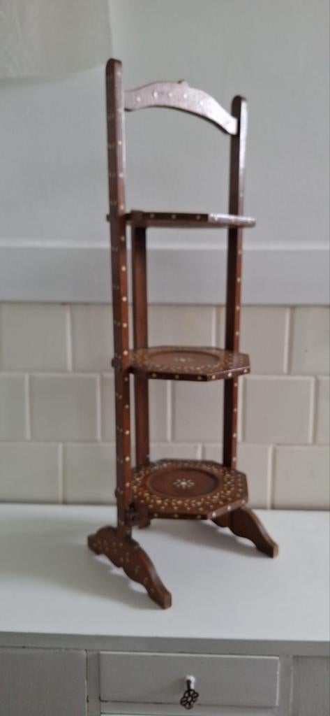 Vintage etagère, teakhout met ingelegd parelmoer, tafeltje, Gebruikt, Vintage, Ophalen of Verzenden, Nvt