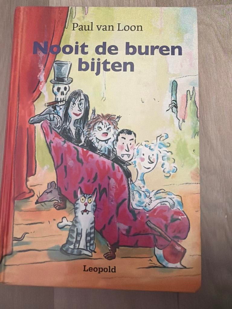Nooit de buren bijten - Paul van Loon (Kinderboek), Ophalen of Verzenden, Zo goed als nieuw