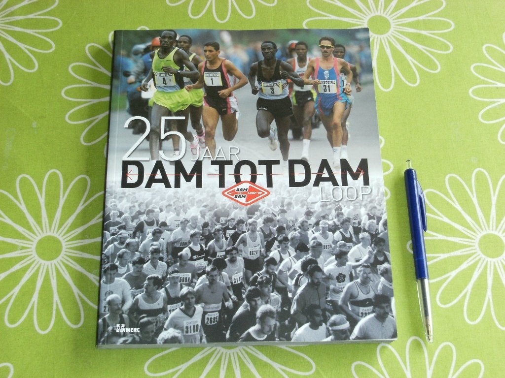 25 jaar Dam tot Dam loop door Cees Lansbergen, Ophalen of Verzenden, Zo goed als nieuw, Lopen en Fietsen