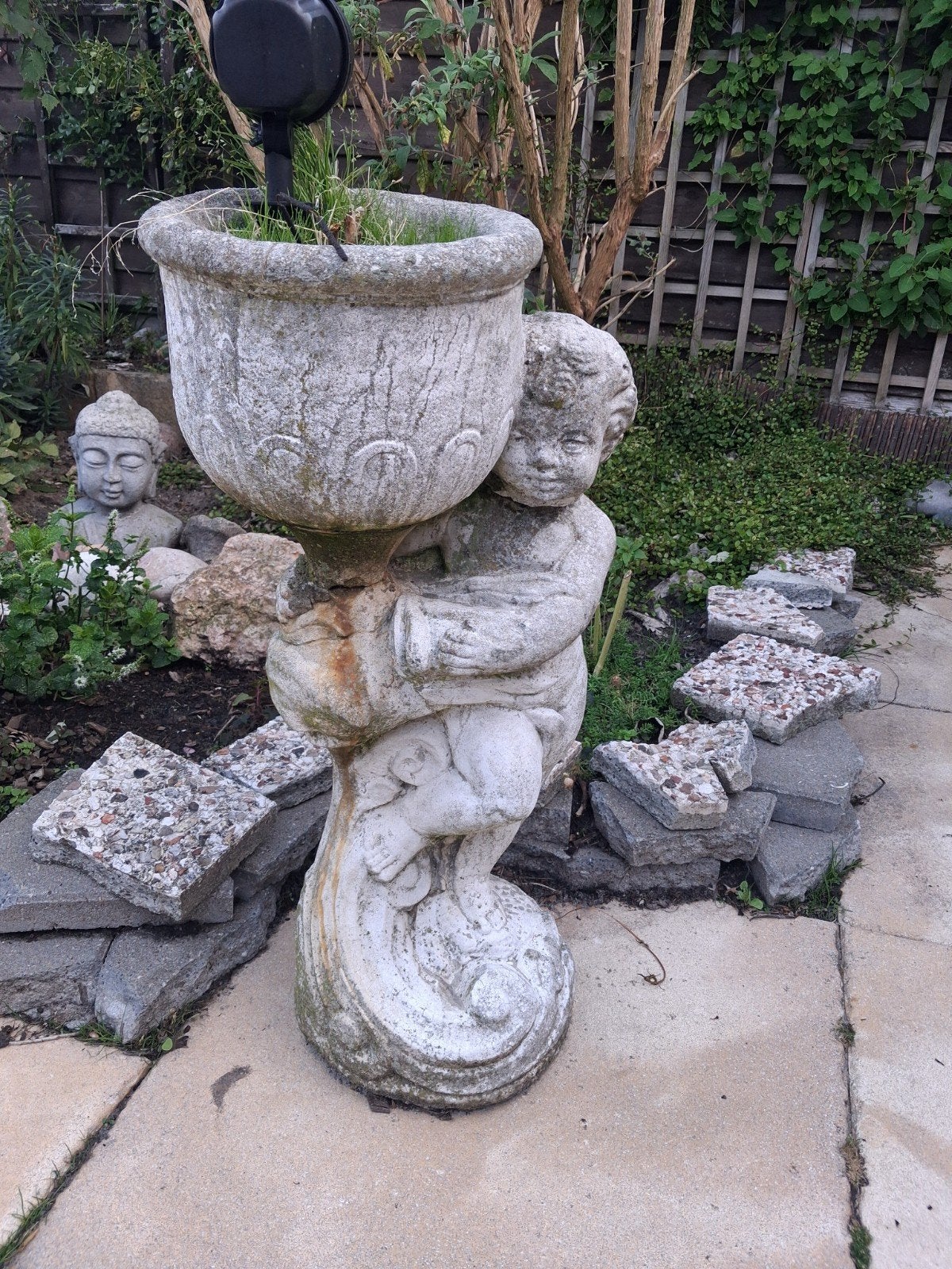 Antieke stenen putto met bloempot - Tuindecoratie, Ophalen, Gebruikt, Beton, Mensenbeeld
