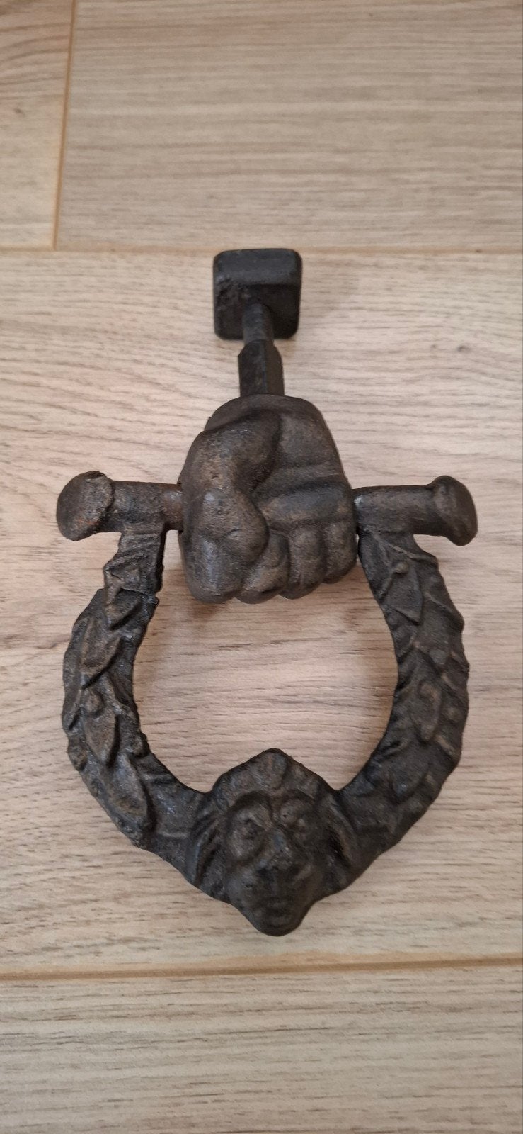 Antieke gietijzeren deurklopper met vuist en krans, Ophalen of Verzenden