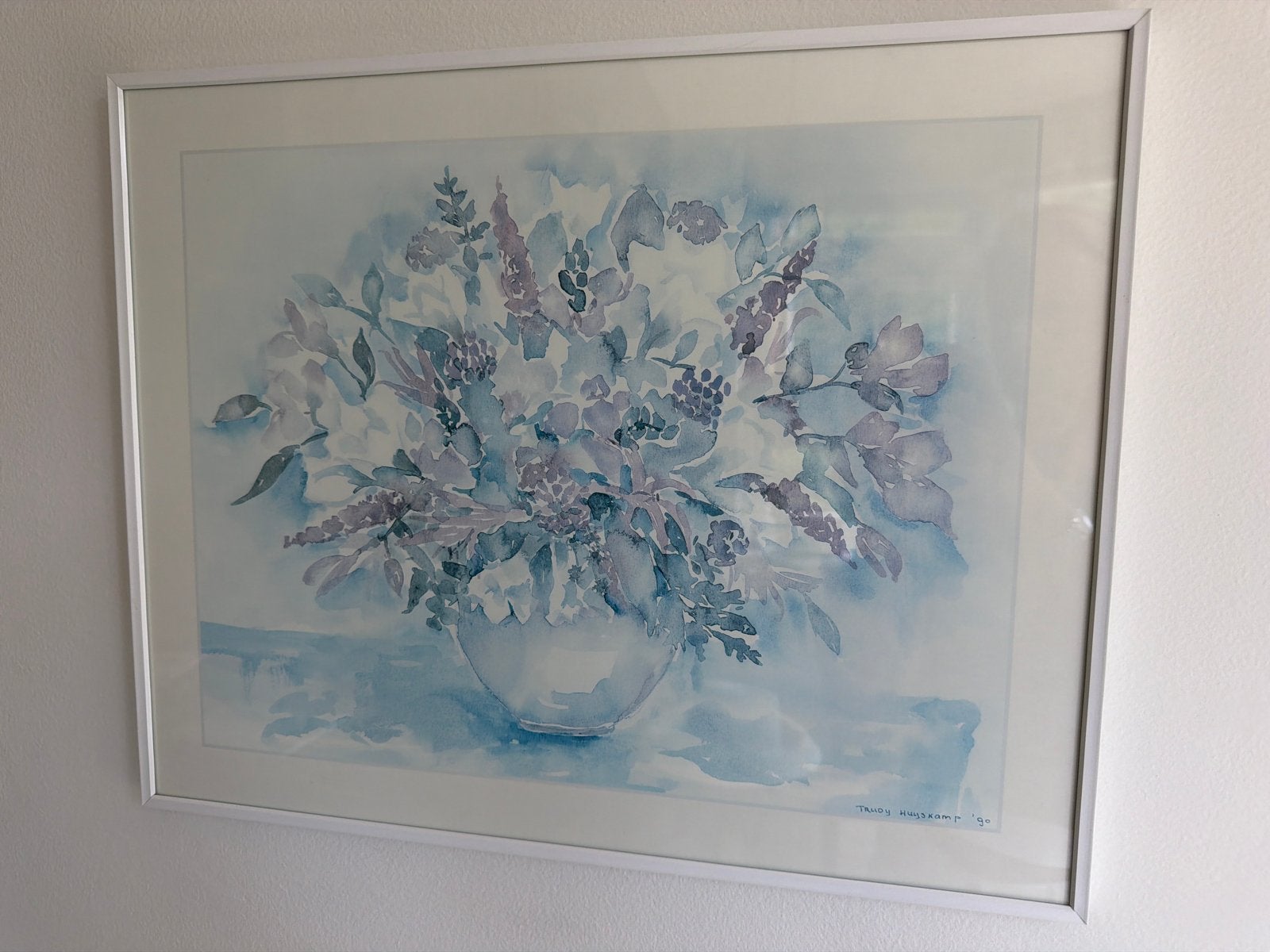 Aquarel bloemenvaas van Trudy Huyskamp, gesigneerd '90, Ophalen of Verzenden, Papier, Bloemen, Achter glas