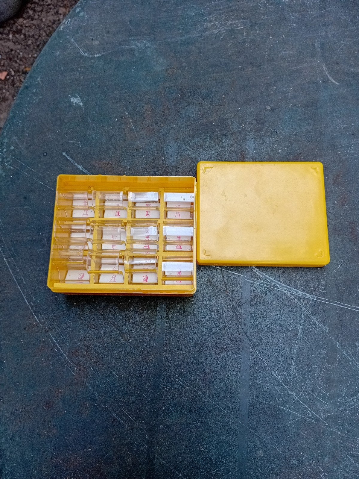 Vintage Reis Schaakspel in Gele Doos, Hobby en Vrije tijd, Gezelschapsspellen | Bordspellen, Een of twee spelers, Ophalen of Verzenden