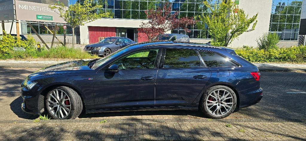 Audi A6 55 Tfsi e Quattro 367pk S Tronic 2024 Blauw, Auto's, Lichtsensor, 4 cilinders, Blauw, Vierwielaandrijving