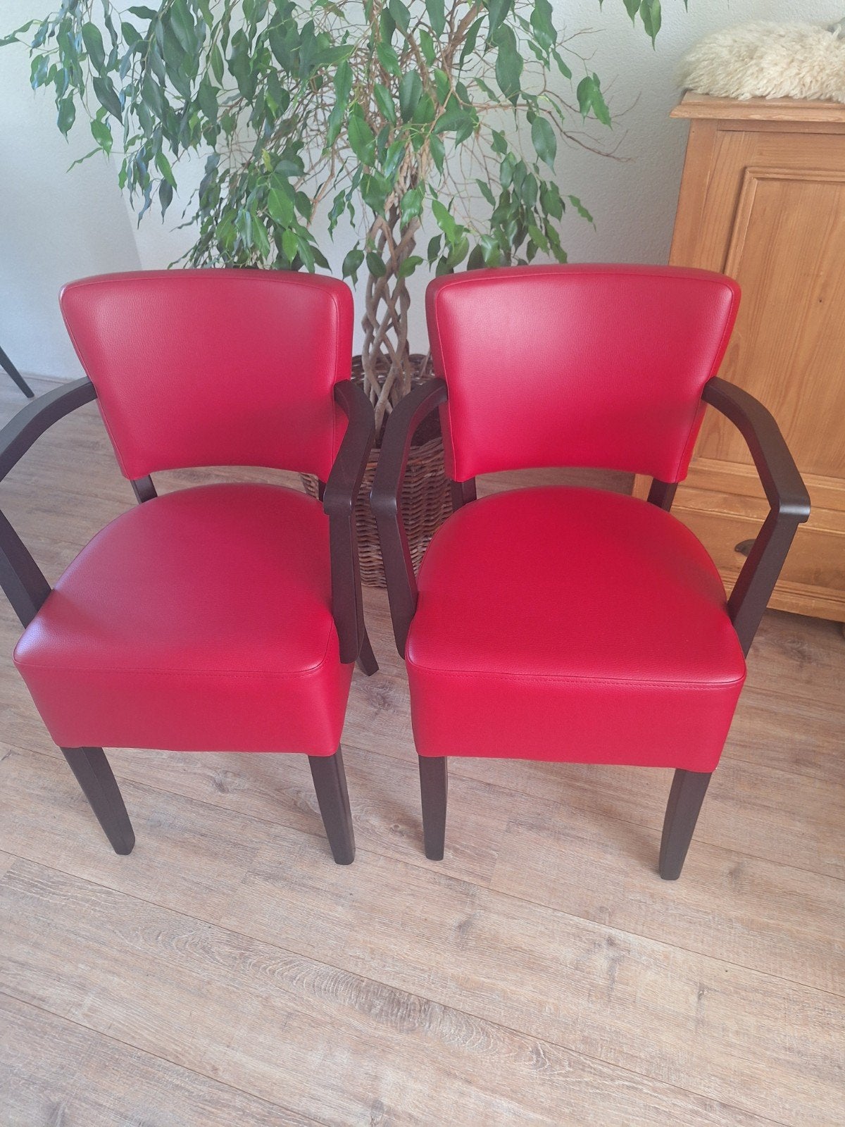 Set van 2 zgan vintage wijnrode stoelen met houten armleunin, Ophalen