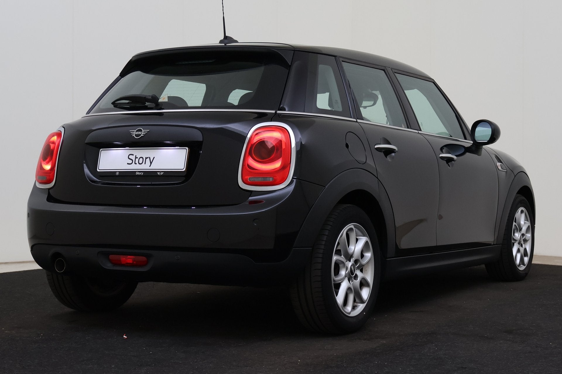 MINI Hatchback One Pepper / Cruise Control / Multifunctionee, Auto's, Mini, Stof, Gebruikt, Zwart, Handgeschakeld