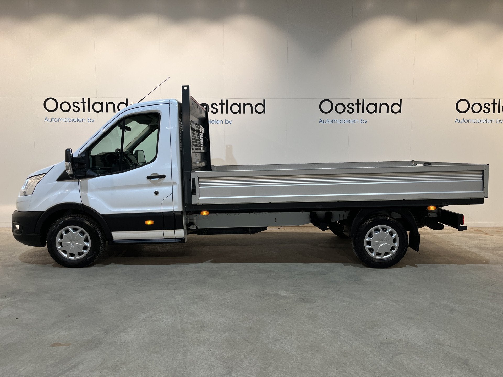 Ford Transit 350 2.0 TDCI L3H1 Trend 130 PK Open Laadbak / E, Auto's, Voorwielaandrijving, 15 km/l, 4 cilinders, Met garantie (alle)
