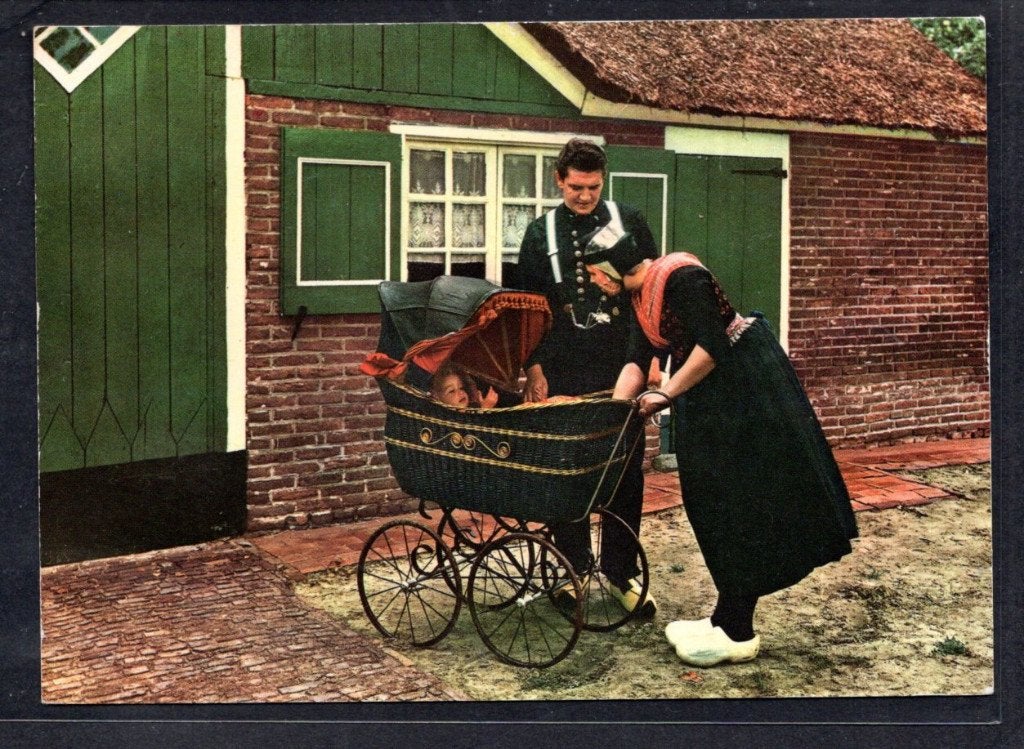 STAPHORST - Bij de Kinderwagen - Man en Vrouw in Dracht., Verzenden, 1980 tot heden, Ongelopen, Klederdracht