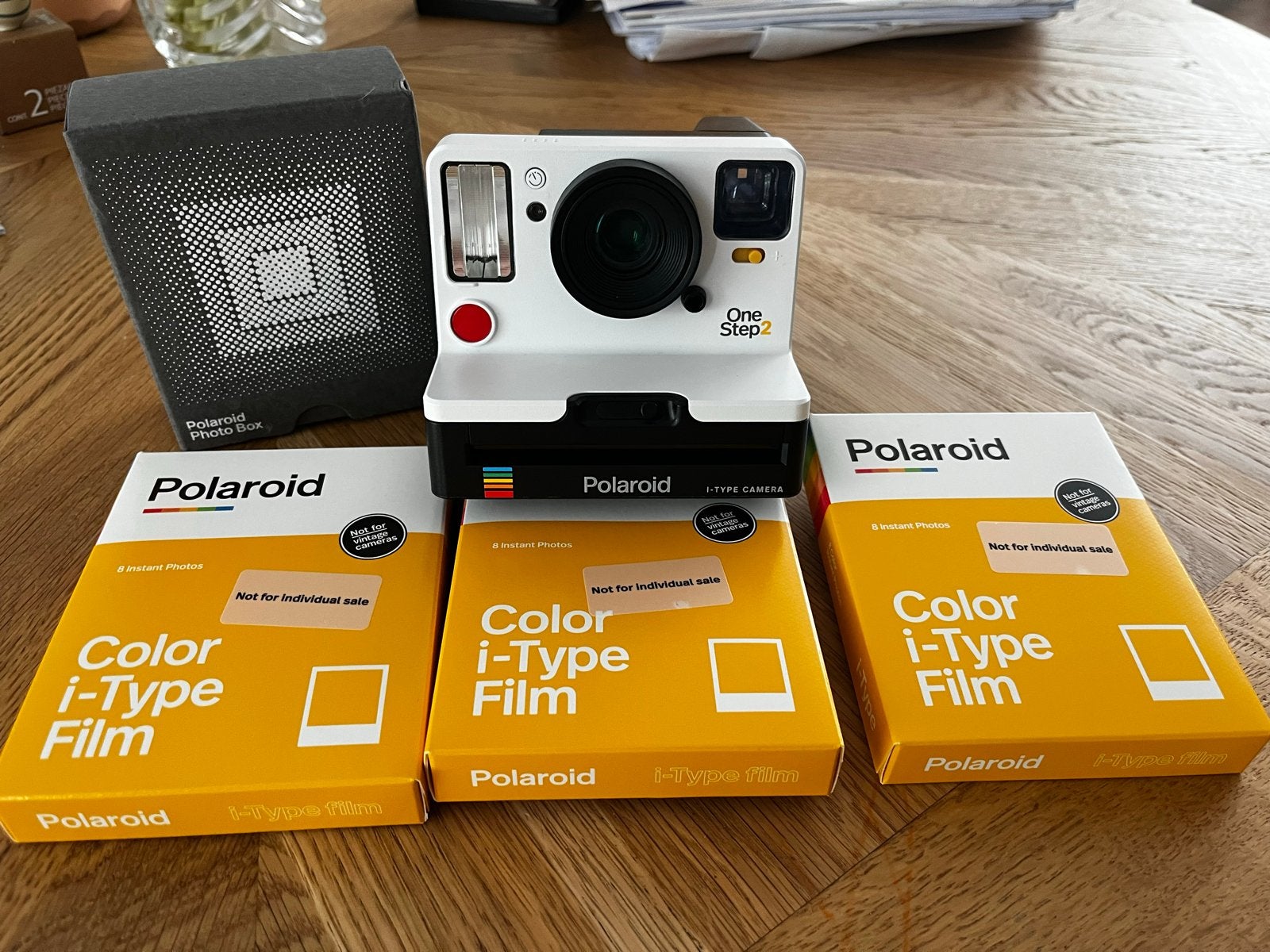 Polaroid OneStep 2 Instant Camera met 3 films en Photo Box, Ingebouwde flitser, Instant camera, Ophalen of Verzenden, Zo goed als nieuw