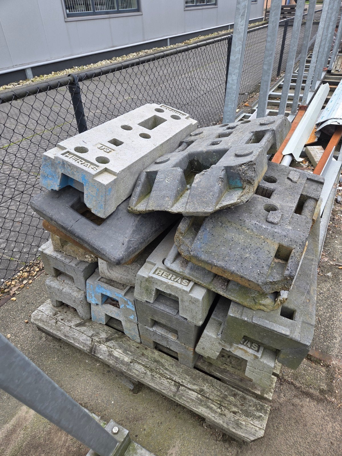 18 stuks ballast blokken/voetstukken bouwhekken op pallet, Ophalen of Verzenden