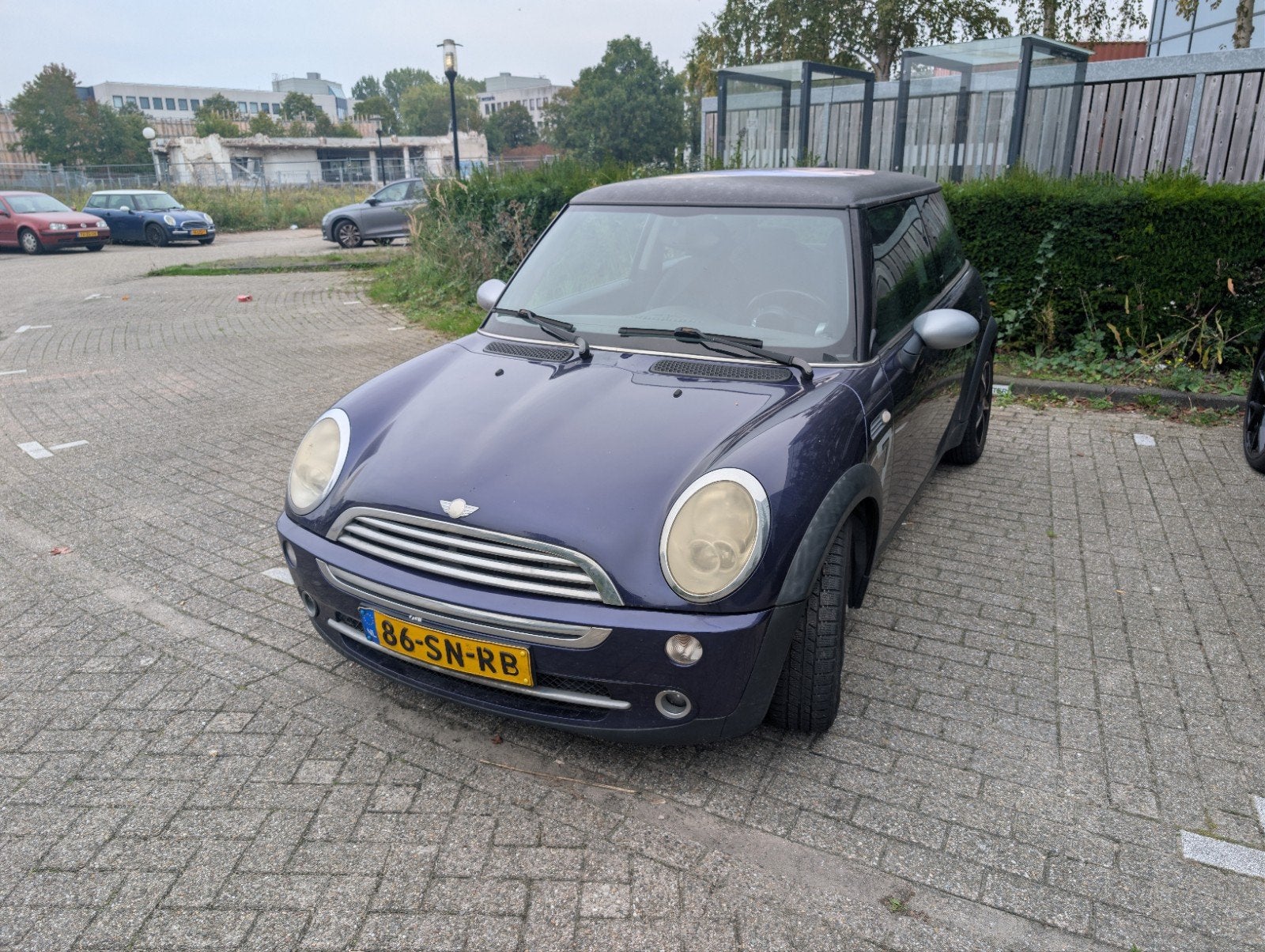 Mini 1.6 16V ONE 2006 - paars, Auto's, Voorwielaandrijving, 15 km/l, 4 stoelen, Origineel Nederlands