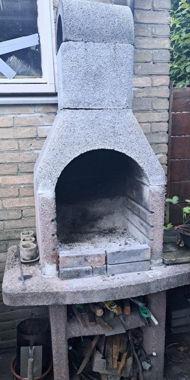 Betonnen grijze tuinhaard / zware barbecue, Ophalen, Gebruikt, Met accessoires