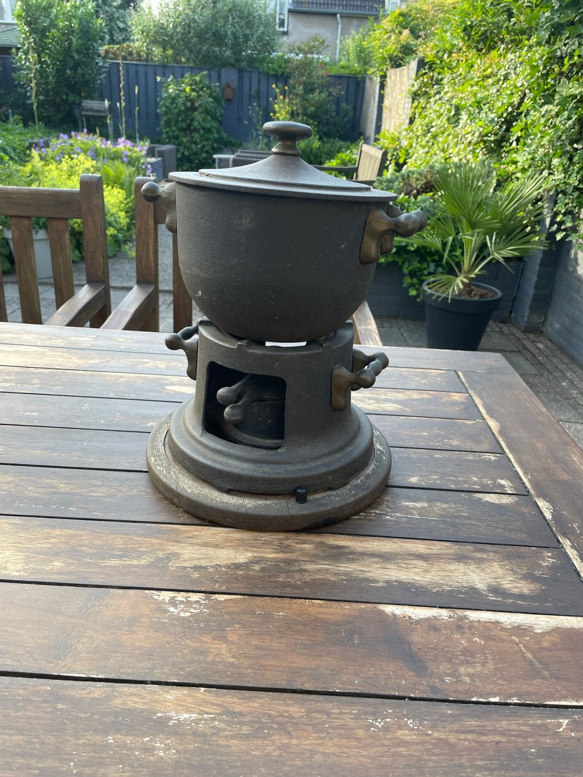 Antieke gietijzeren fonduepan met brander, Ophalen