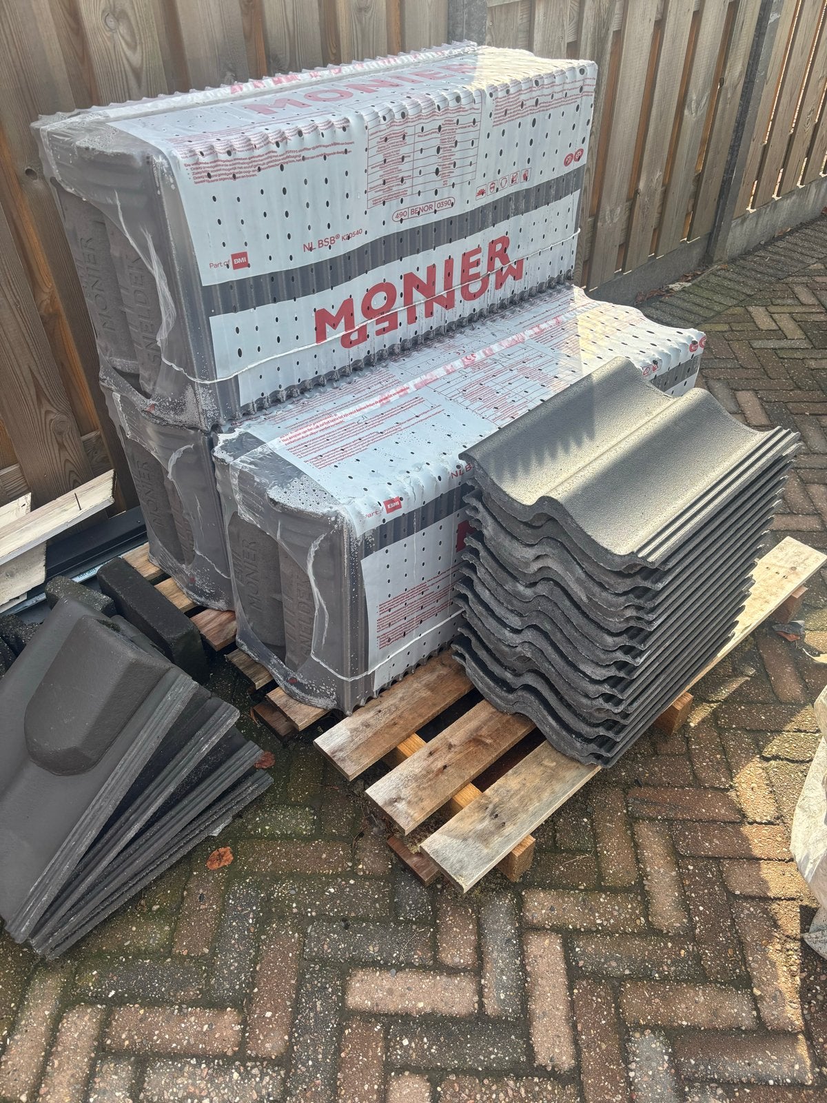 Monier dakpannen zwart classic betonnen sneldekkers (96 st.), Doe-het-zelf en Verbouw, Ophalen, Overige materialen, Zwart, Nieuw