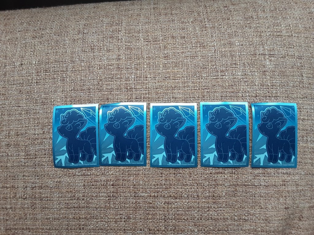 Pokemon center sleeves met alolan vulpix, Ophalen of Verzenden, Nieuw, Sleeves of Kaarthoesjes, Foil