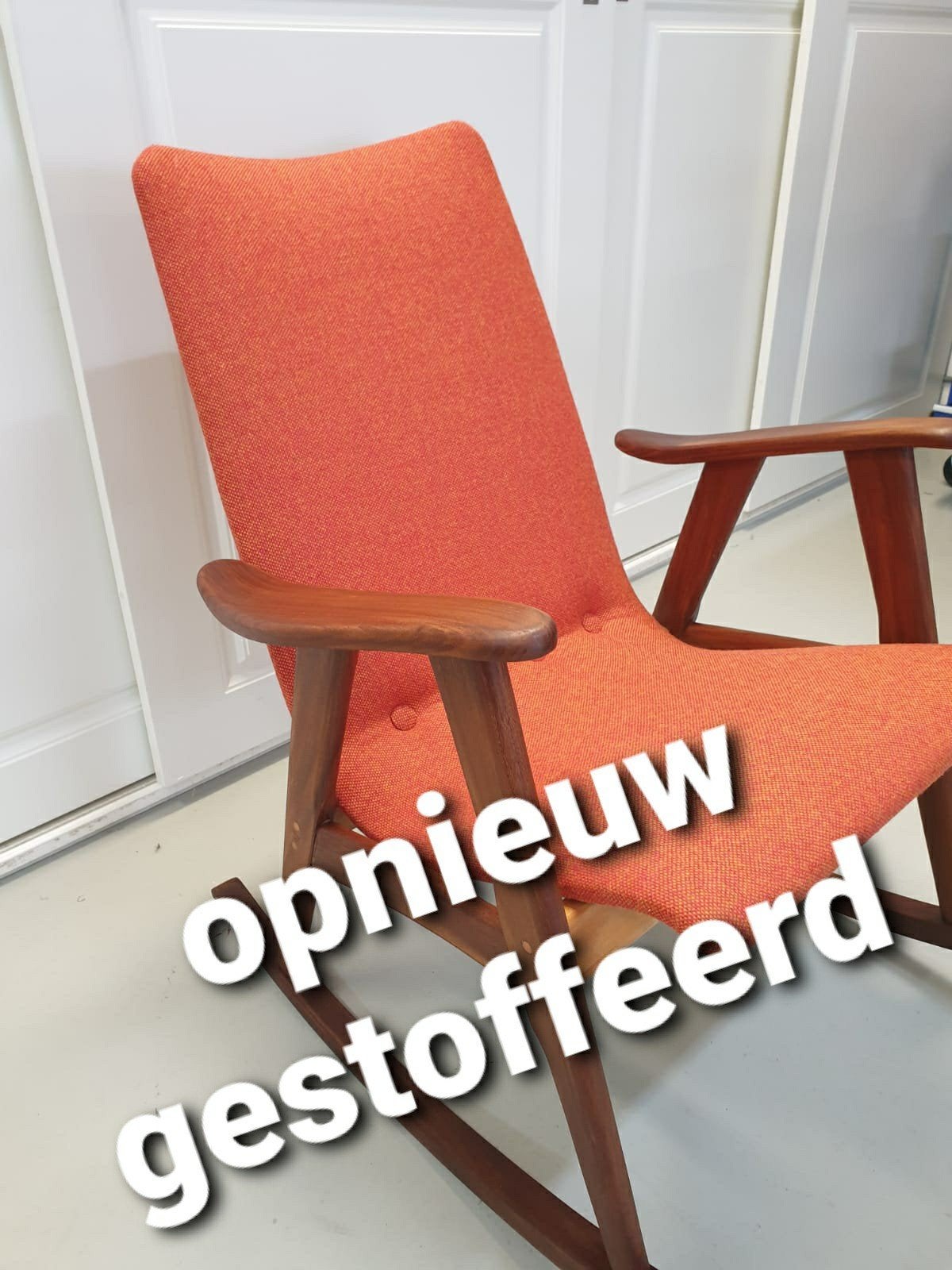 Van Teeffelen schommelstoel nieuw gestoffeerd, Huis en Inrichting, Stoelen, Overige kleuren, Zo goed als nieuw, Stof, Eén