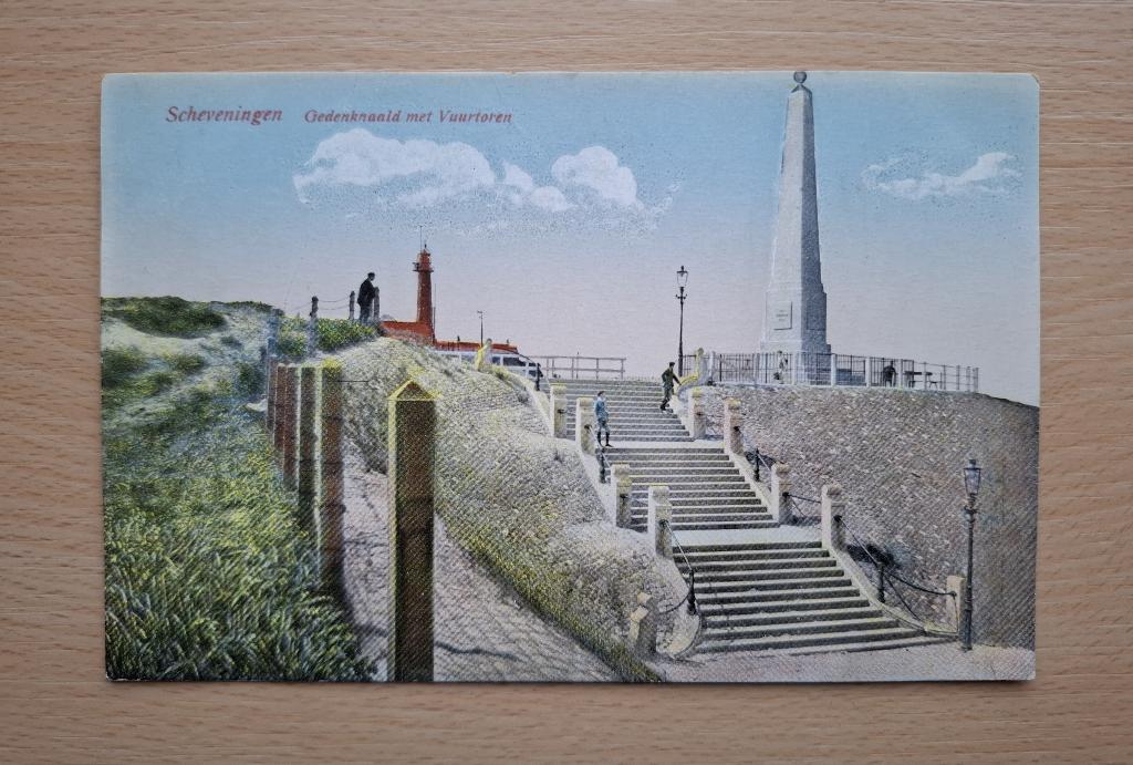 Ansichtkaart Scheveningen Gedenknaald en vuurtoren, Verzamelen, Verzenden, 1920 tot 1940, Ongelopen, Zuid-Holland