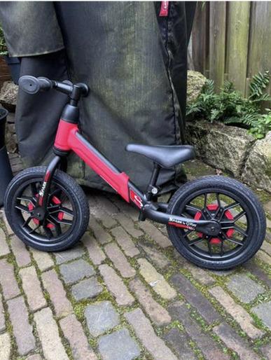 QPlay Loopfiets Spark rood/zwart 12inch, Ophalen, Zo goed als nieuw, Loopfiets
