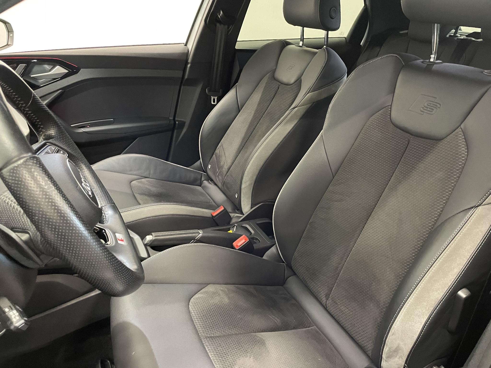 Audi A1 Sportback 2.0T 200 pk Automaat 40 TFSI S Line S-Line, Auto's, Audi, 4 cilinders, 1984 cc, Alcantara, Wit