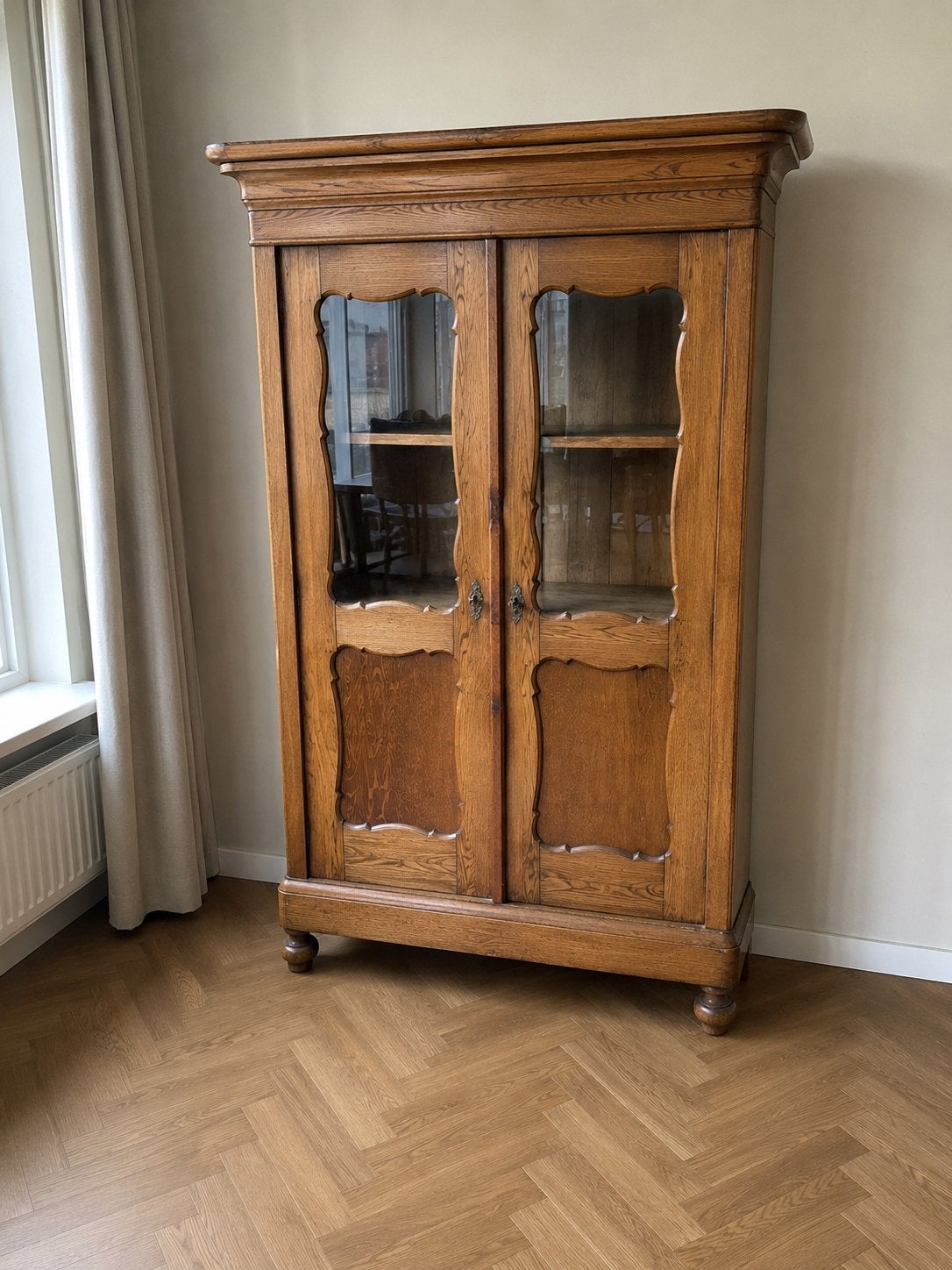Massief Houten Vitrinekast / Servieskast, Ophalen, 100 tot 150 cm, Zo goed als nieuw, 150 tot 200 cm