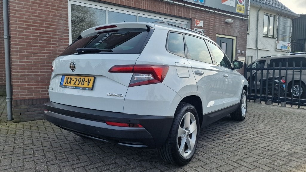 Skoda Karoq 1.5 TSI ACT Ambition Business, Metallic, BTW, Pa, Auto's, Dealer onderhouden, 4 cilinders, 150 pk, Wit