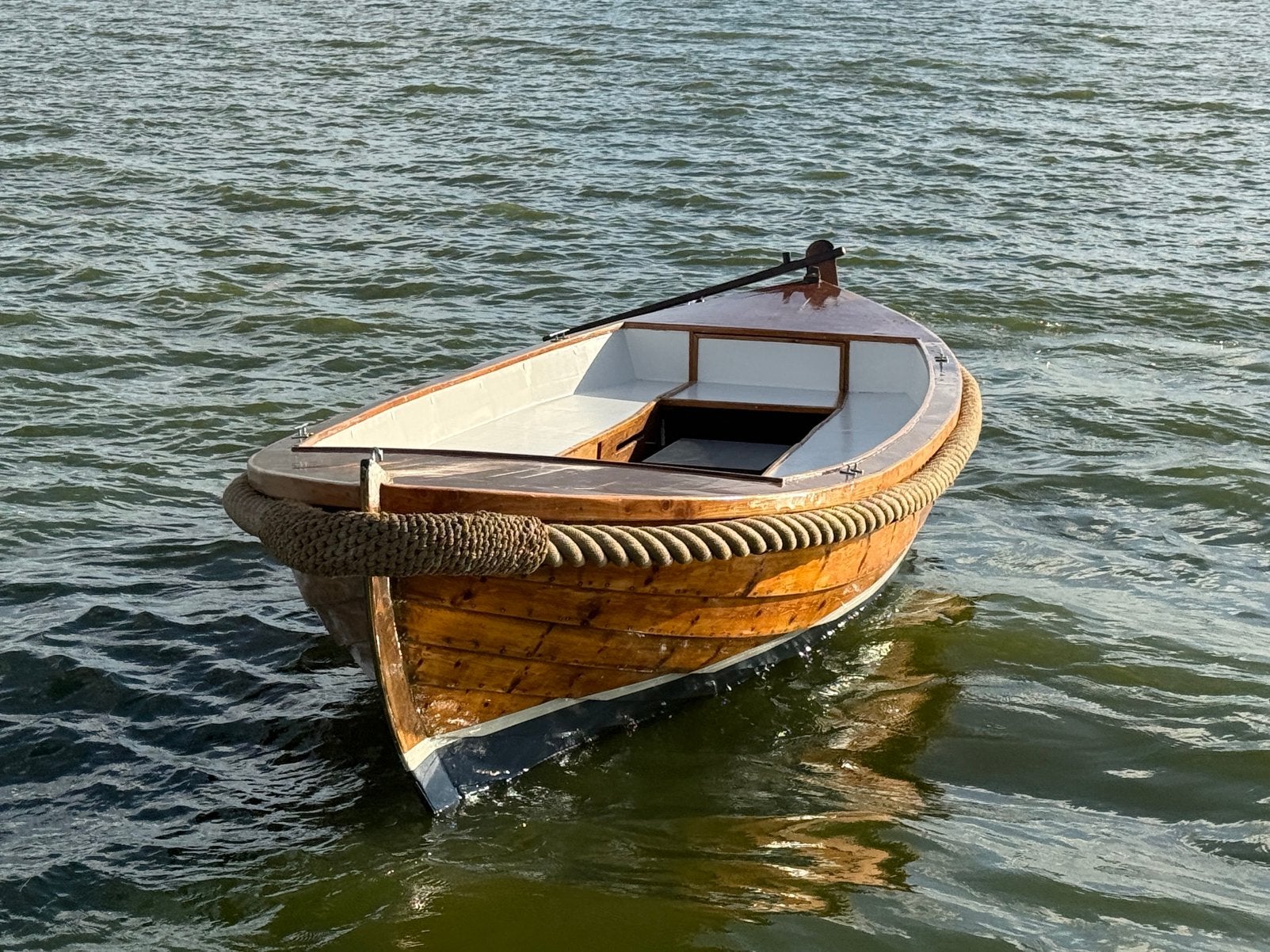 Elektrische houten sloep 7,5 m | 200 km bereik | nieuw opgeb